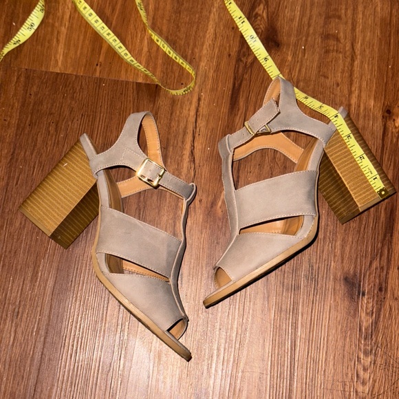 Classy Taupe Gladiator Sandal w/Block Heel - Picture 4 of 4